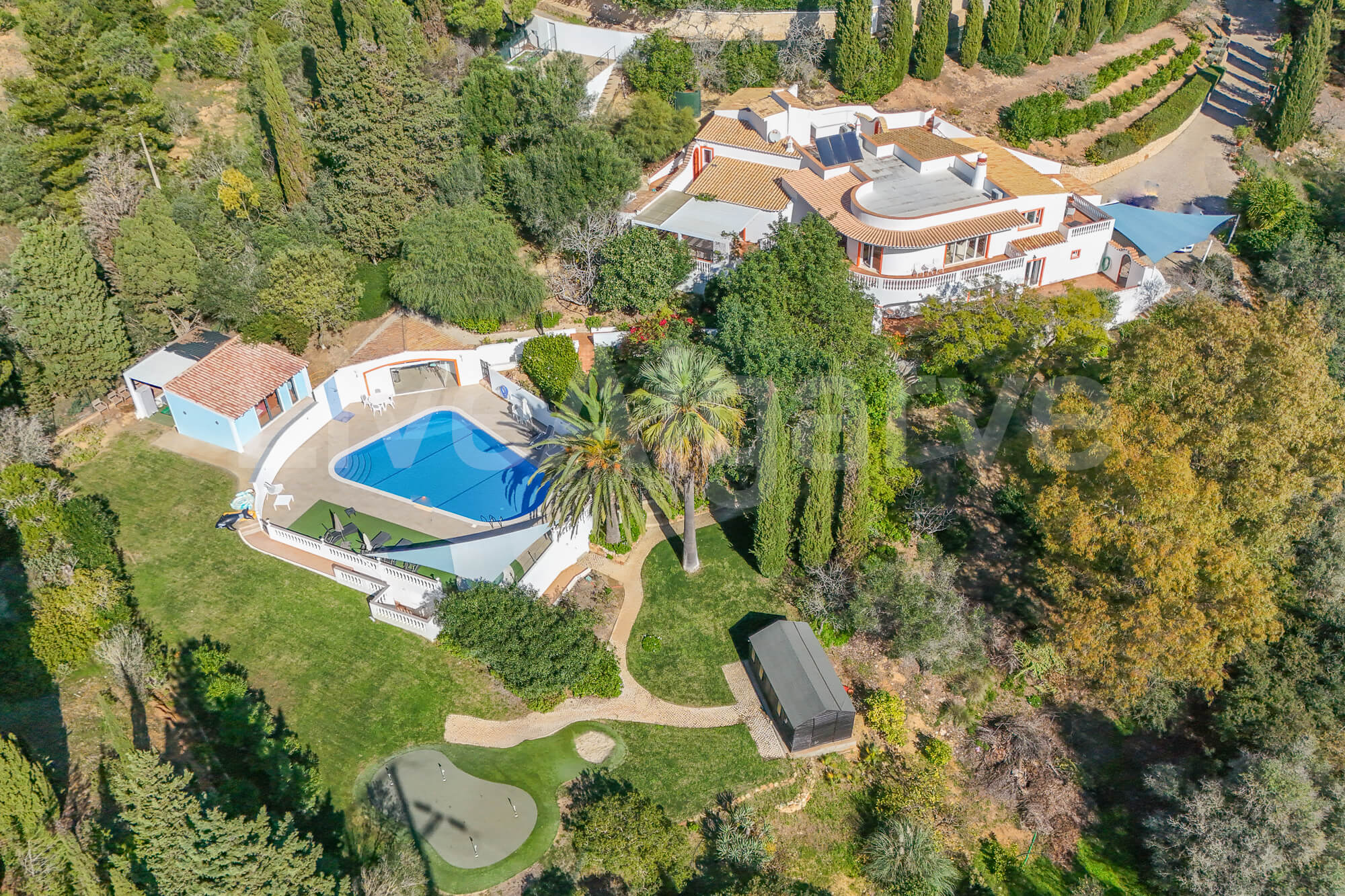 Modern Apartment with Pool