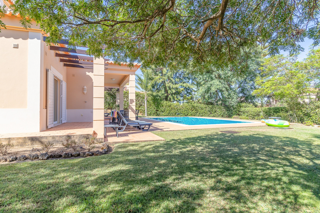 PEACEFUL | Lovely T4 Villa at Gramacho Golf Resort for Sale – Lagoa