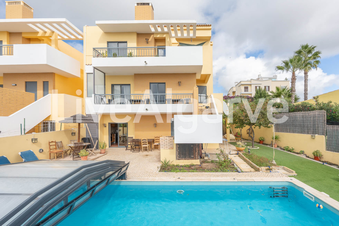 EXKLUSIV | Große 4 SZ+2 Villa mit AL- Vermietungslizenz, Meer- und Stadtblick in Cerro das Mós – Lagos