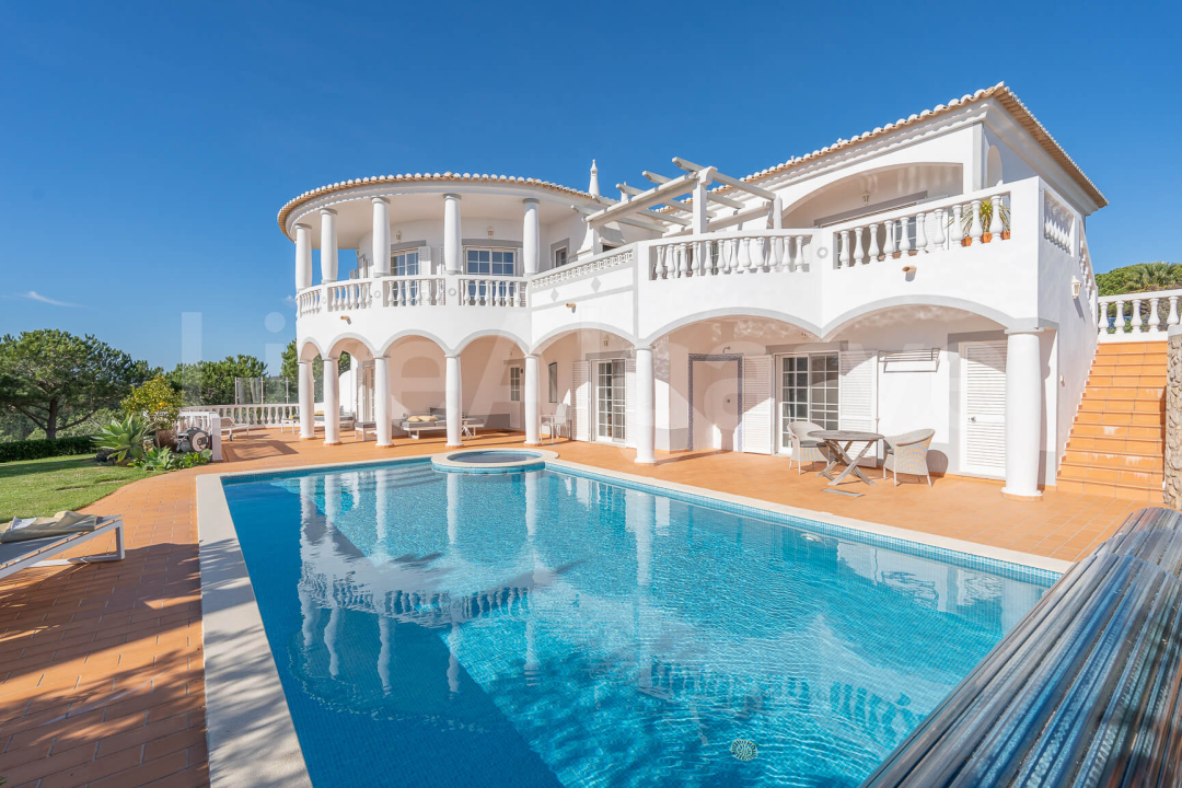 EXCLUSIF | Villa impeccable T6 avec Vue sur la Mer & le Golf à Vendre à Budens - Vila do Bispo