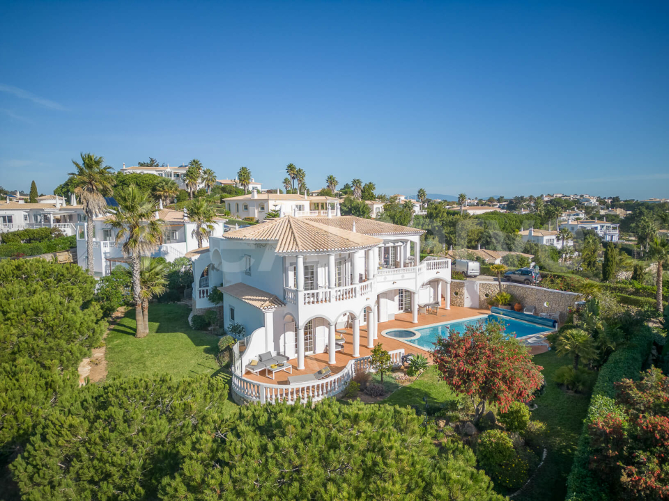 EXCLUSIF | Villa impeccable T6 avec Vue sur la Mer & le Golf à Vendre à Budens - Vila do Bispo